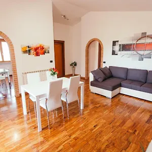 Domus Leonardo-private Free Parking , Fiumicino Italia